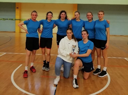 Na ŠC Postojna se zopet šola nadarjena skupina košarkaric