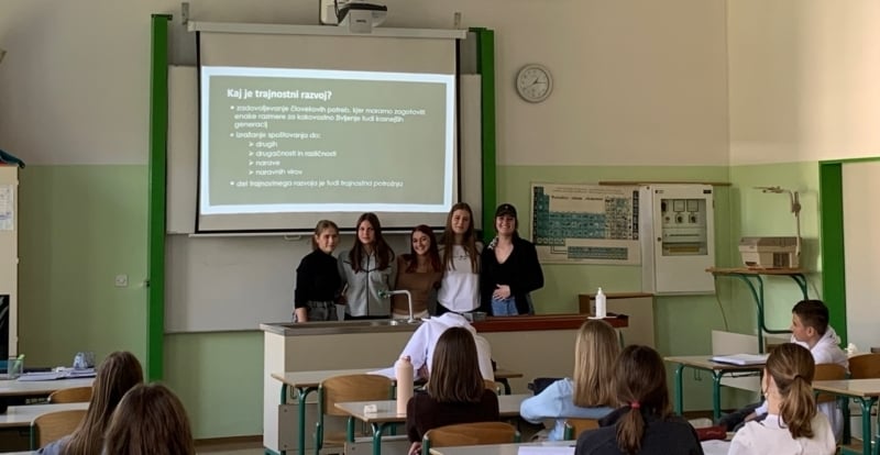Učenec poučuje
