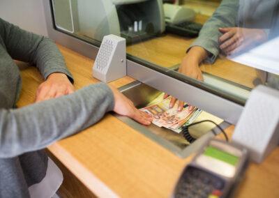 Bančni uradnik pri okencu