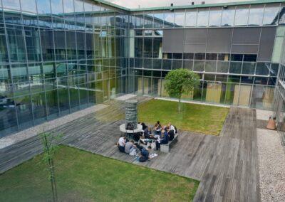 Gimnazija Franceta Prešerna v Kranju – sodobna stavba s prostornim dvoriščem in zelenimi površinami.