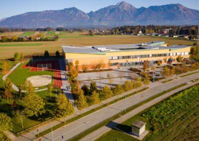 Gimnazija Franceta Prešerna v Kranju – sodobna stavba s prostornim dvoriščem in zelenimi površinami.