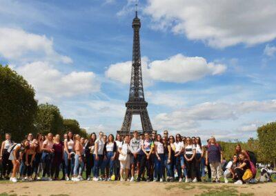 Gimnazija Franceta Prešerna v Kranju – sodobna stavba s prostornim dvoriščem in zelenimi površinami.