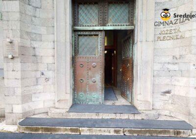 Gimnazija Jožeta Plečnika Ljubljana z edinstveno arhitekturo in zelenim okoljem.