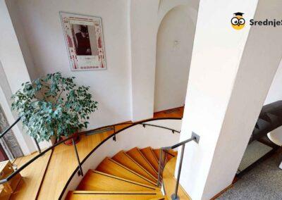 Gimnazija Jožeta Plečnika Ljubljana z edinstveno arhitekturo in zelenim okoljem.