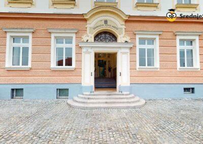 Gimnazija Novo mesto, moderna izobraževalna ustanova v centru Novega mesta.