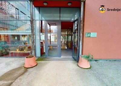 Gimnazija in srednja šola Kočevje z moderno arhitekturo in urejenim okoljem.