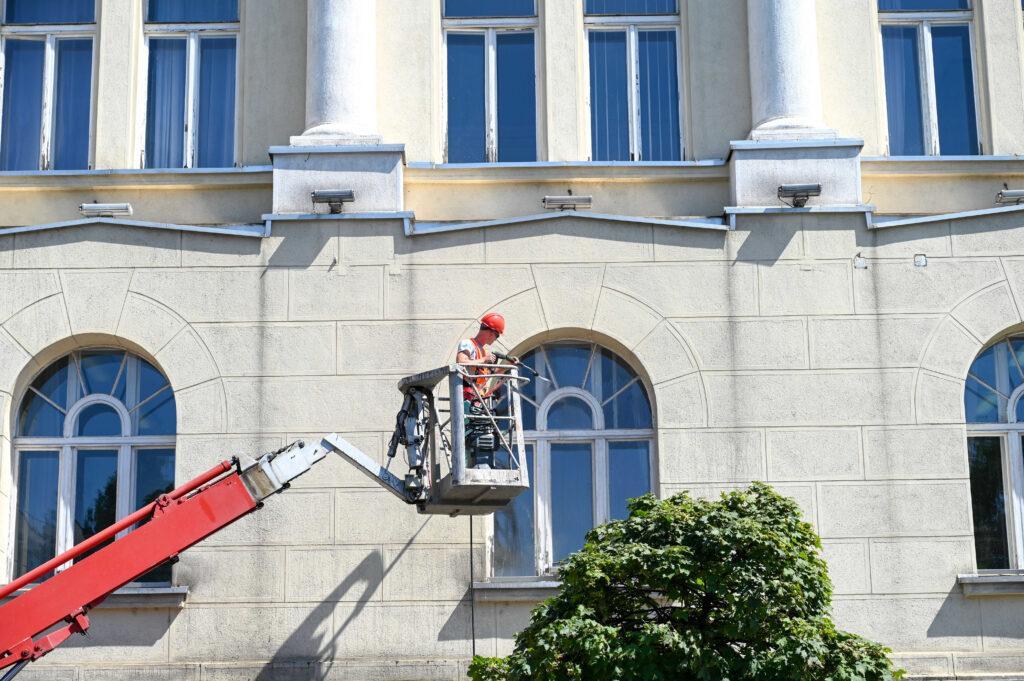 Poklic - čistilec fasad