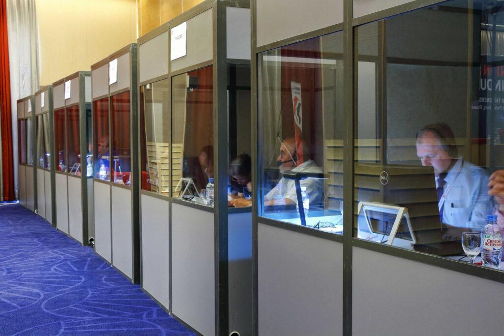 Poklic - konferenčni tolmač