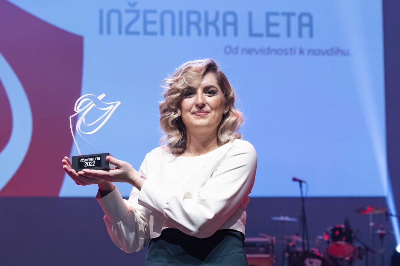 Inženirka leta 2022 je postala naša bivša dijakinja Rosana Kolar Inženirka leta 2022 je postala naša bivša dijakinja Rosana Kolar
