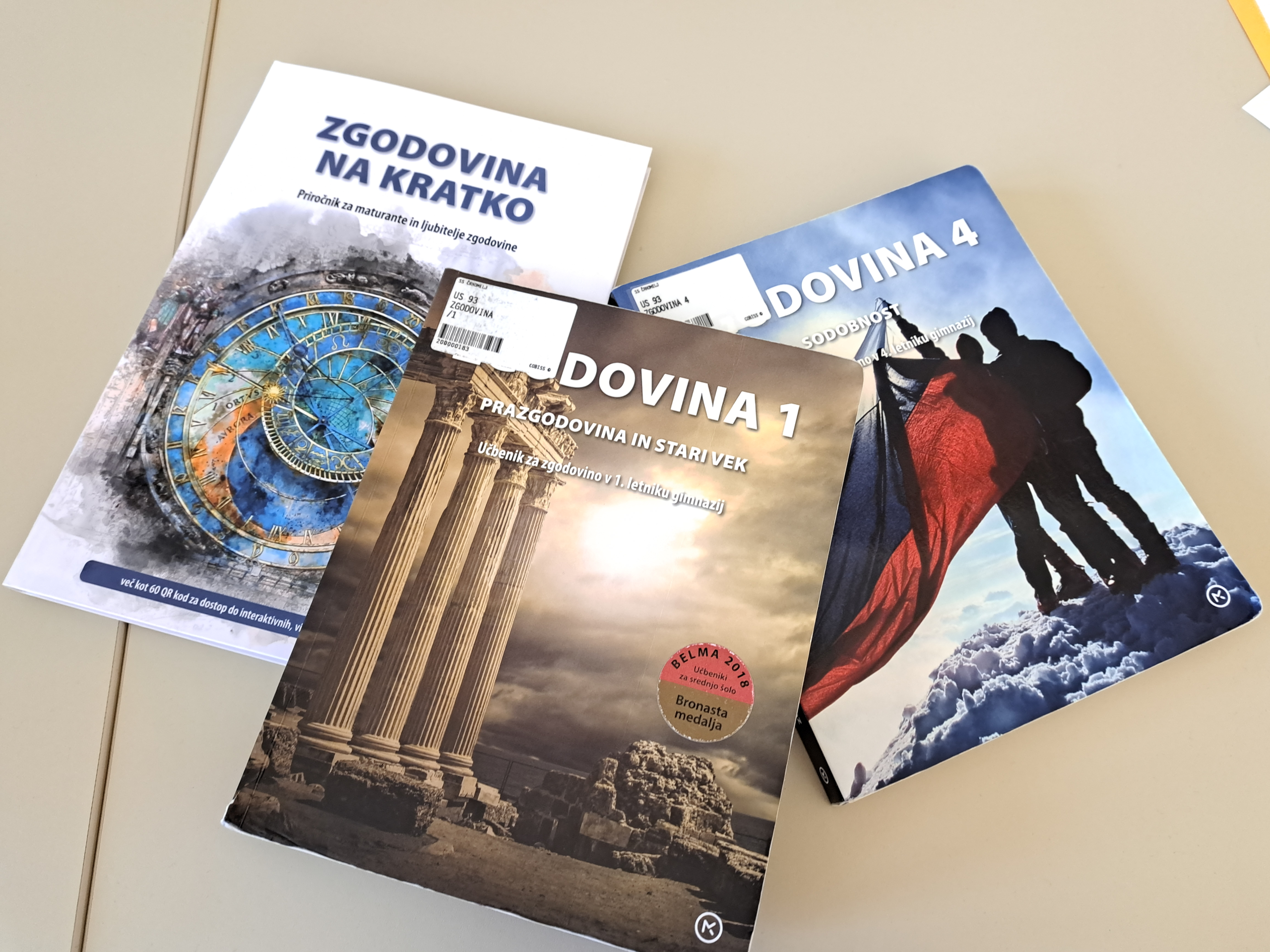 MED SOAVTORICAMI PRIROČNIKA ZA MATURANTE NAŠA PROFESORICA MED SOAVTORICAMI PRIROČNIKA ZA MATURANTE NAŠA PROFESORICA
