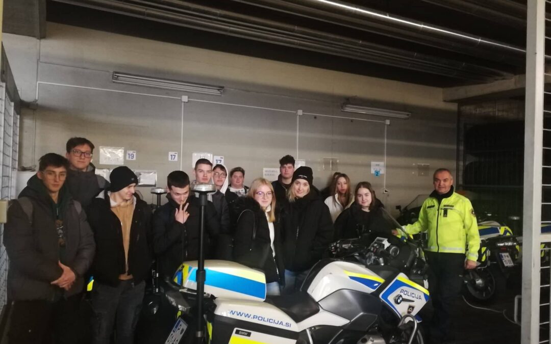 Dijaki obiskali Policijsko postajo Novo mesto