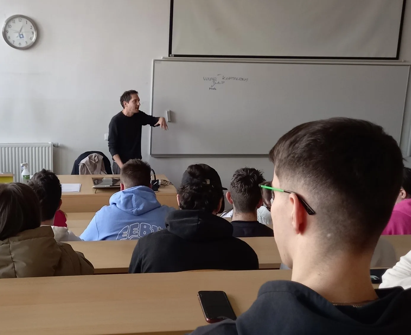Predavanje dr. Primoža Krašovca – Nasilje in kapitalizem Predavanje dr. Primoža Krašovca – Nasilje in kapitalizem