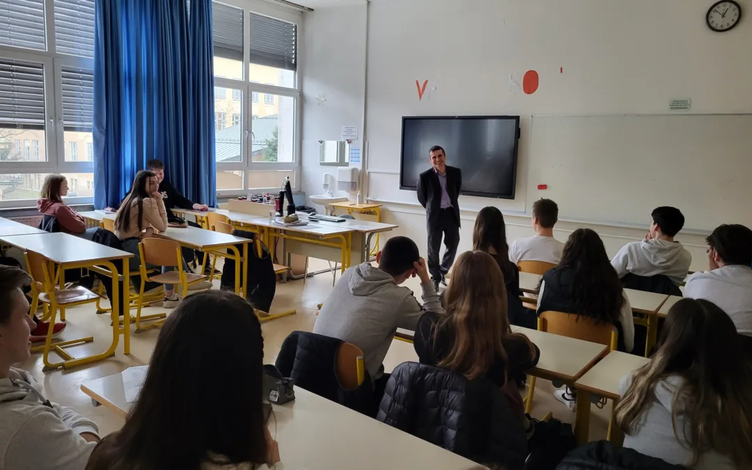 Odvetnik mag. Tomaž Kocijan na obisku v 1. b-razredu