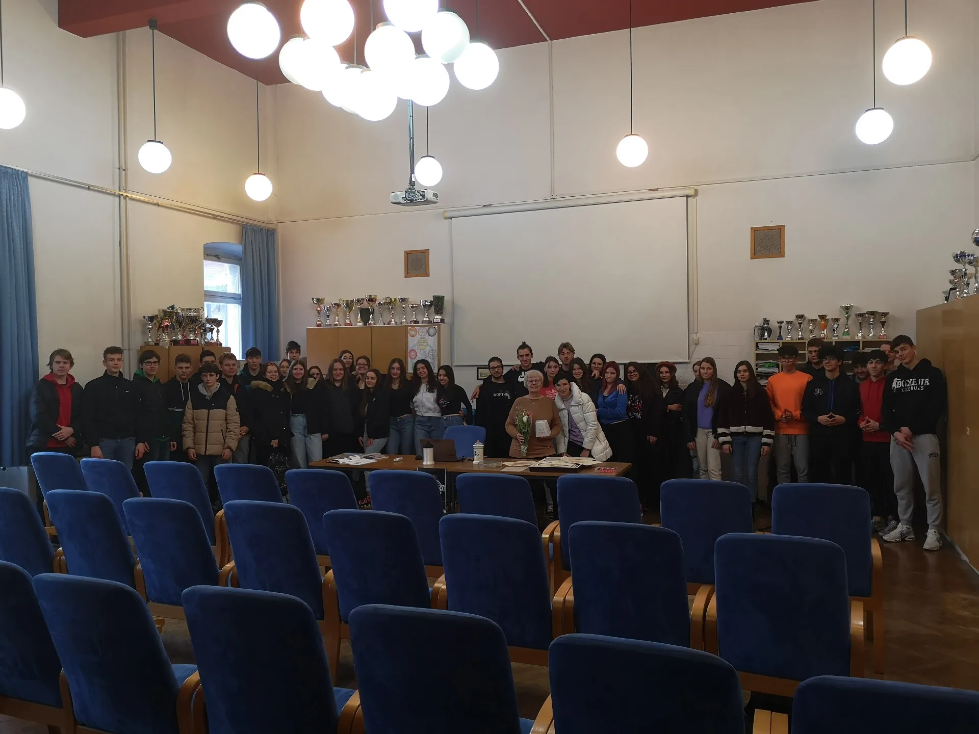 Ore di lezione di fisica e di italiano in Aula Magna con due seconde e una terza classe del Ginnasio sloveno di Capodistria