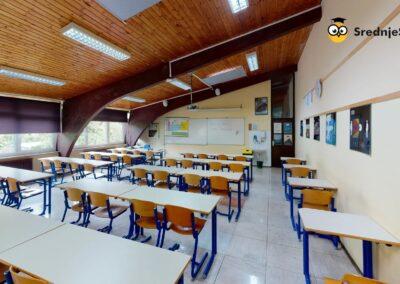 Gimnazija, elektro in pomorska šola Piran v slikovitem obalnem okolju ob Jadranskem morju.