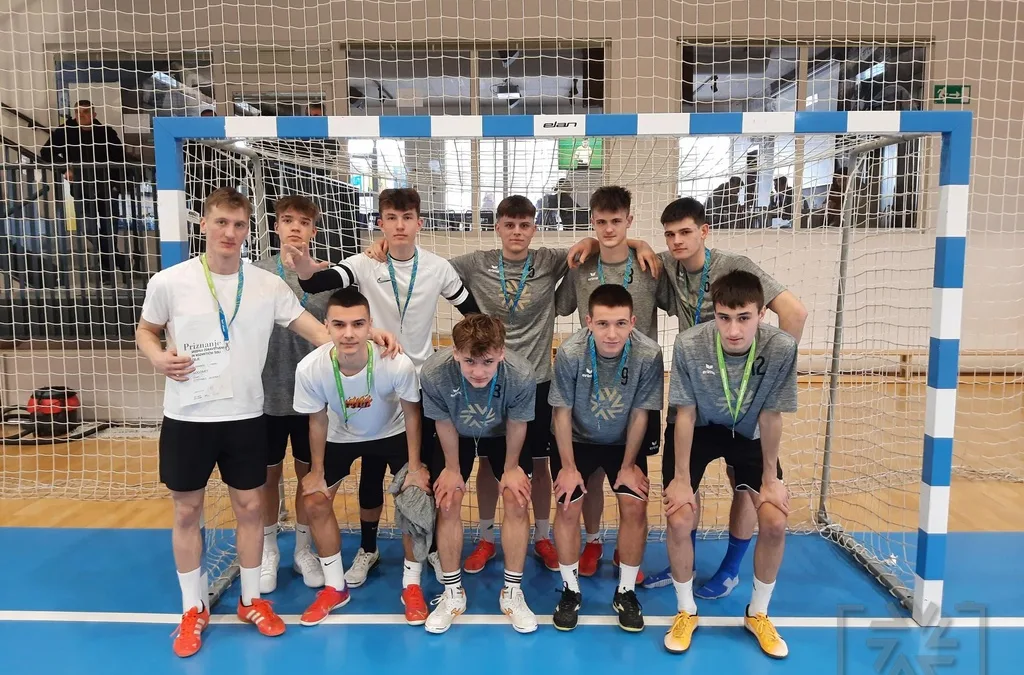 Ekipa Srednje zdravstvene in kozmetične šole Celje je kot regijski &nbsp;podprvak uspešno nastopila v državnem nogometnem četrtfinalu &nbsp;za dijake.
