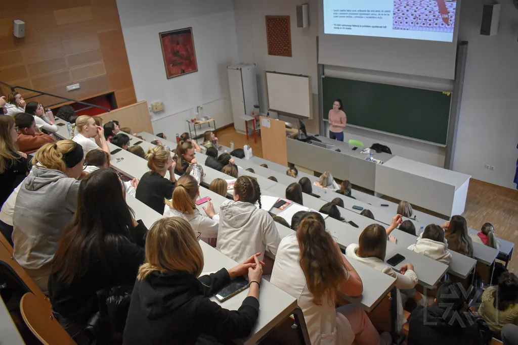 <strong>Pametno s soncem za zdravo in mladostno kožo –Predavanje za program Kozmetični tehnik</strong> Pametno s soncem za zdravo in mladostno kožo –Predavanje za program Kozmetični tehnik
