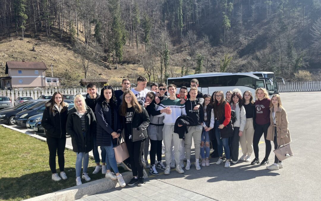 Dijakinje in dijaki 4. b na ekskurziji v Velenju