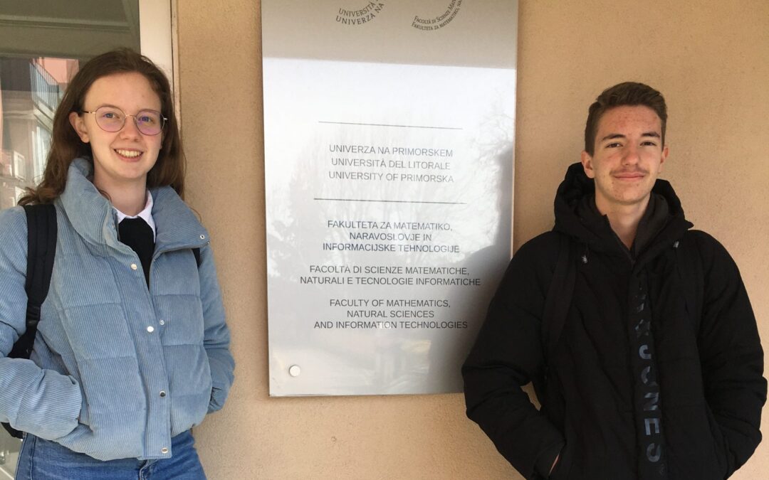 Vita Škarabot in Bine Buzeti, dobitnika srebrnih priznanj na državnem tekmovanju iz znanja biologije