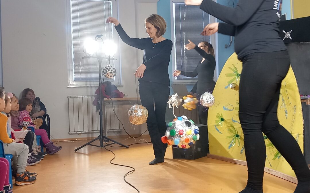 DIJAKI PV4 SMO OBISKALI OTROŠKO LUTKOVNO PREDSTAVO