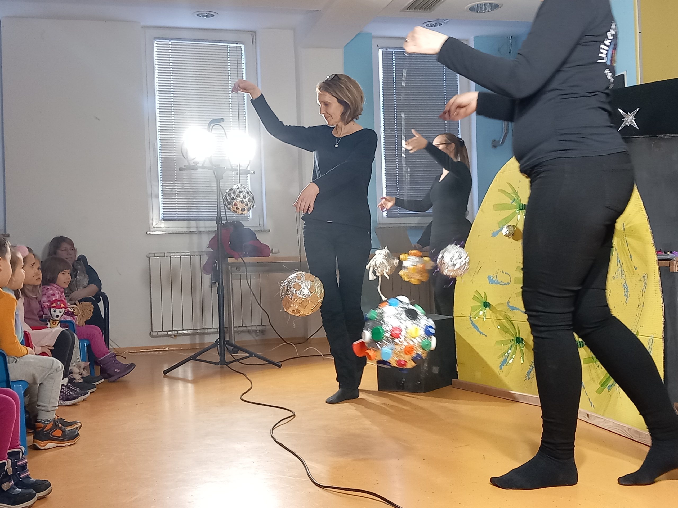 DIJAKI PV4 SMO OBISKALI OTROŠKO LUTKOVNO PREDSTAVO