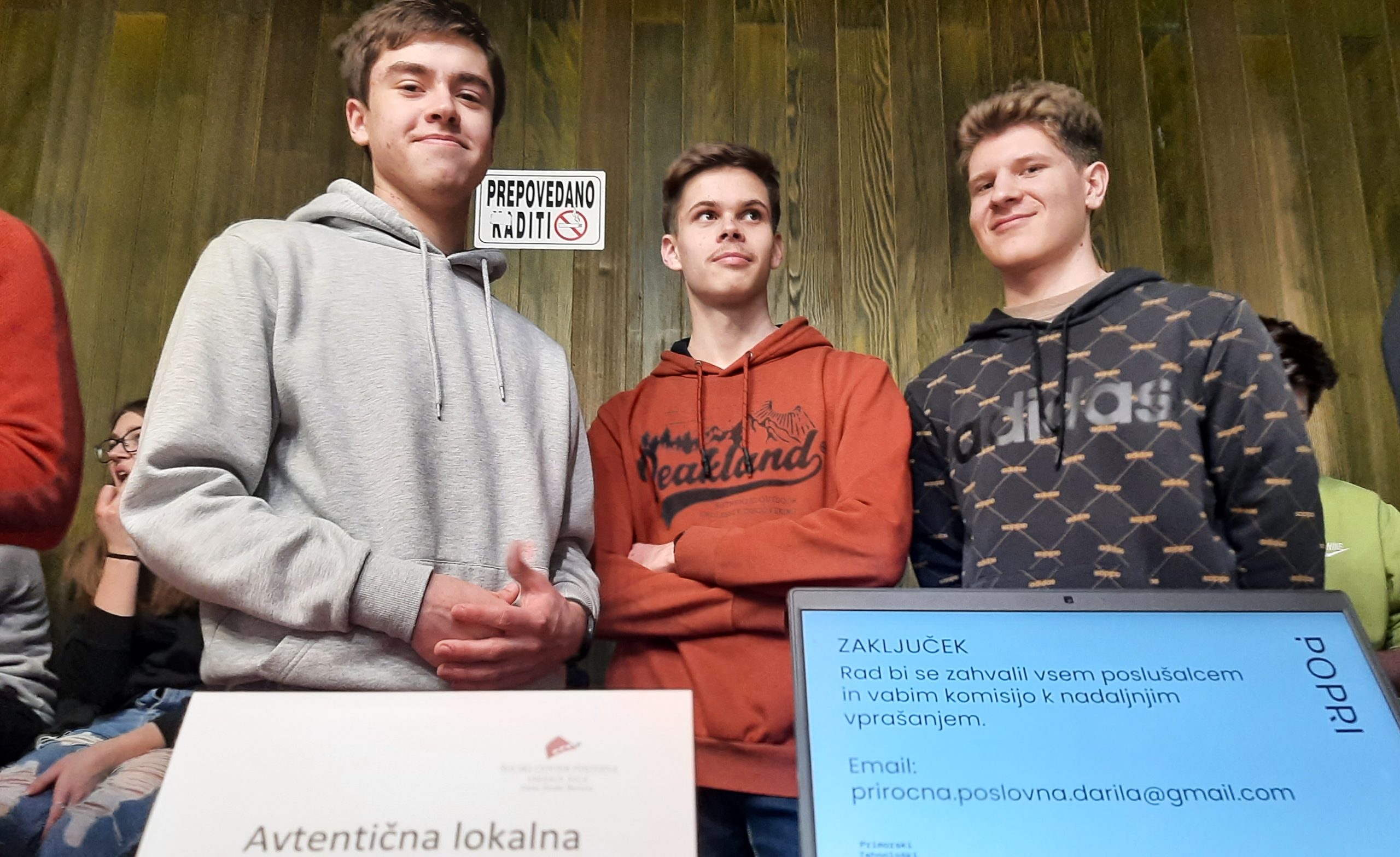 Dijaki gimnazije Ilirska Bistrica (ITS – PiN) na bazarju mladih v okviru dogodka Zaključek Biznis in PIP v Ilirski Bistrici Dijaki gimnazije Ilirska Bistrica (ITS – PiN) na bazarju mladih v okviru dogodka Zaključek Biznis in PIP v Ilirski Bistrici