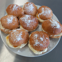Krofi-z-marmelado-in-vanilijevo-kremo Krofi-z-marmelado-in-vanilijevo-kremo