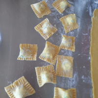 Domaci-ravioli-s-skuto-in-spinaco Domaci-ravioli-s-skuto-in-spinaco