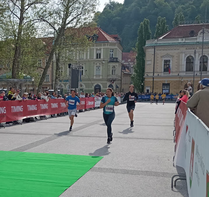 DIJAKI IN PROFESORJI OBLIKOVNE NA TEKU TROJK