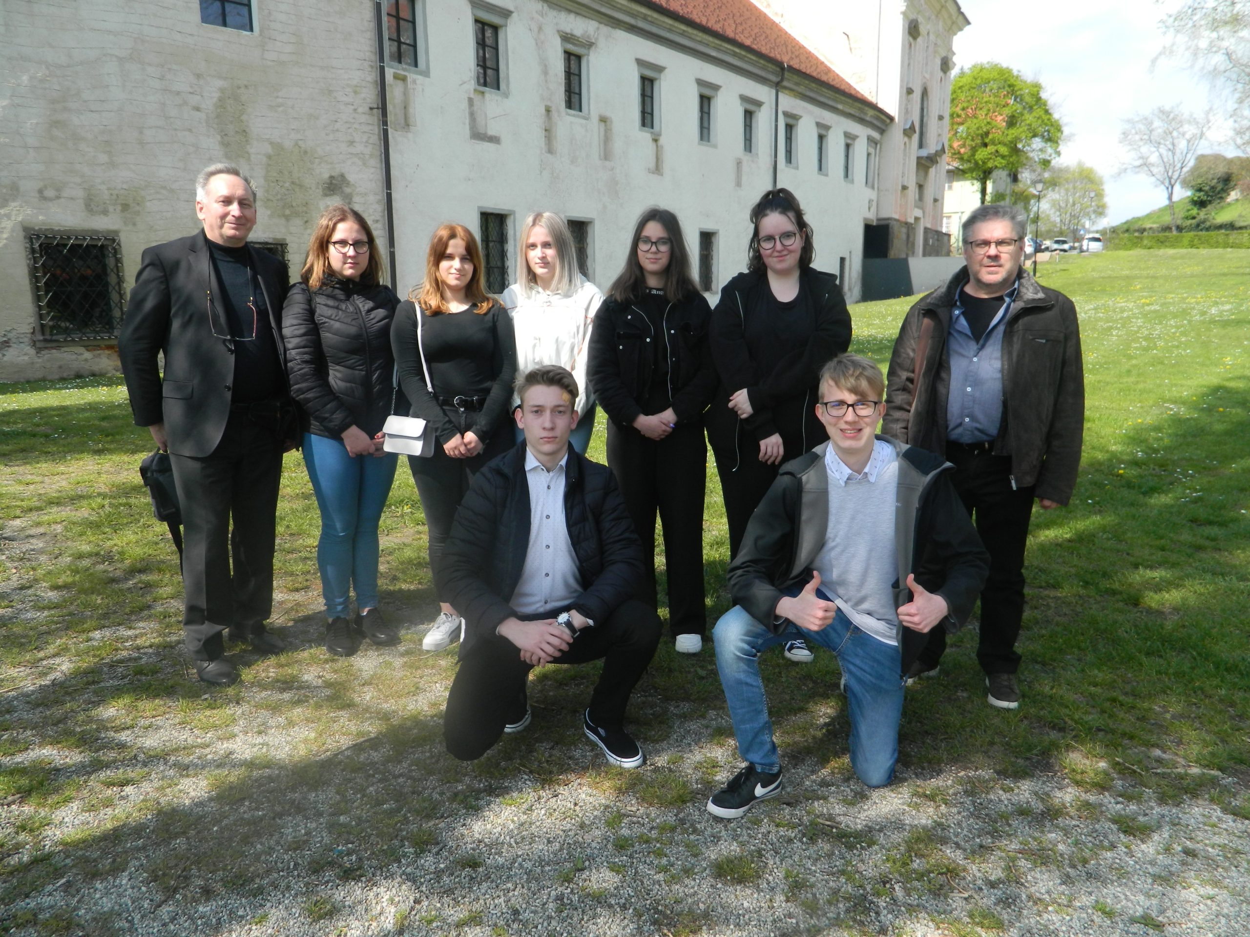 USPEŠNI NA DRŽAVNEM TEKMOVANJU V TEHNIKI PRODAJE USPEŠNI NA DRŽAVNEM TEKMOVANJU V TEHNIKI PRODAJE