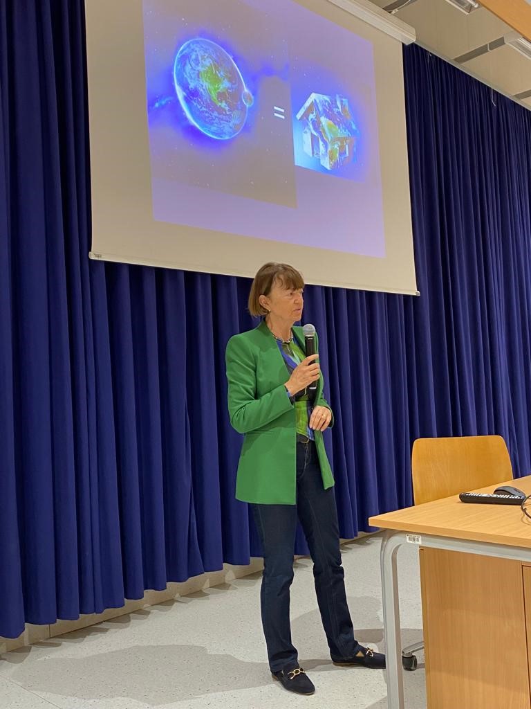 (Pre)živeti na planetu, ki ne raste – dr. Lučka Kajfež Bogataj (Pre)živeti na planetu, ki ne raste – dr. Lučka Kajfež Bogataj