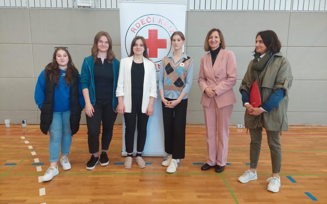 Priznanja in zahvale Rdečega križa dijakom in mentoricam