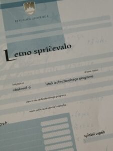 PODELITEV SPRIČEVAL OB KONCU POUKA ZA ZAKLJUČNE LETNIKE