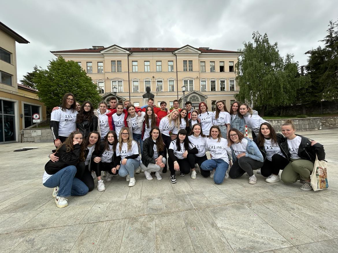 Maturanti zaplesali in se poslovili od srednješolskih klopi Maturanti zaplesali in se poslovili od srednješolskih klopi
