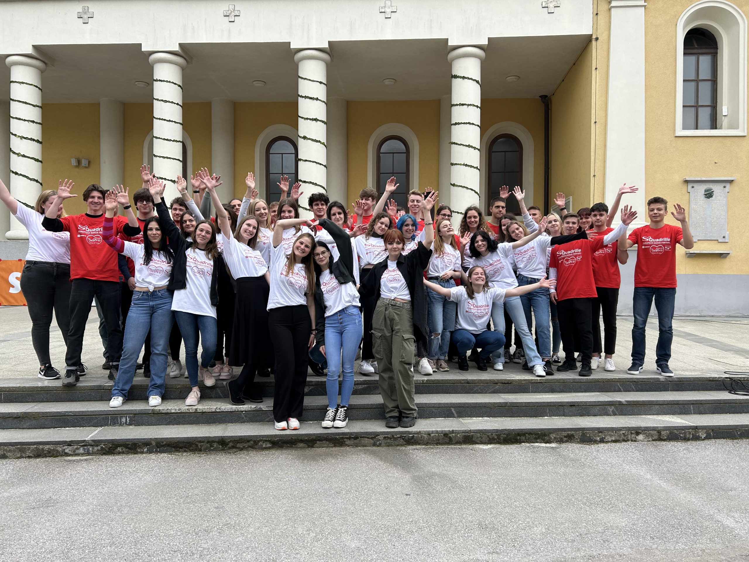 Maturanti so odplesali tradicionalno četvorko Maturanti so odplesali tradicionalno četvorko