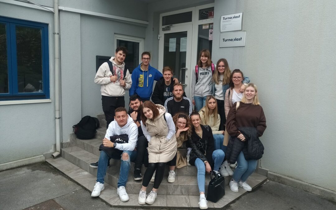 Skupina dijakov iz K-4.a na ogledu proizvodnje plastičnih materialov