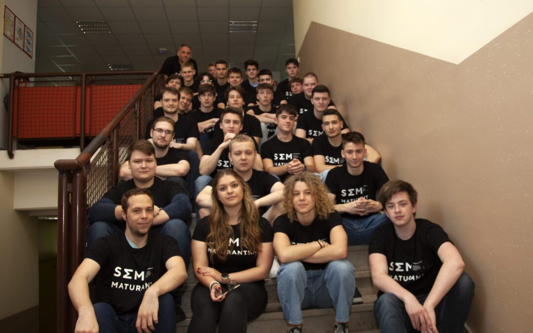 Delitev spričeval dijakom zaključnih letnikov