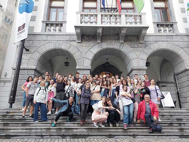 Pred ljubljanskim Magistratom