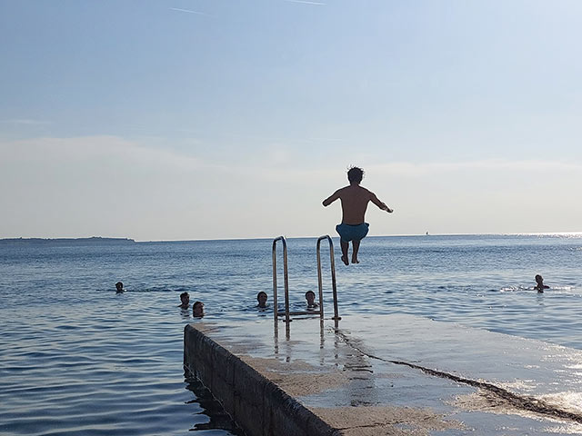 Skok v morje