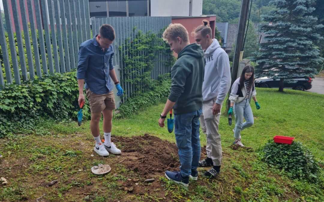 Dijaki ITS Naravni pogon potrdili, da je razkroj plastike v naravi dolgotrajni proces