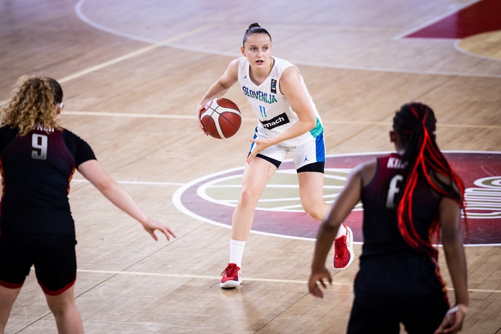 Maja Uranker, 1. a, kapetanka slovenske ženske košarkarske reprezentance na EP do 16 let v Turčiji