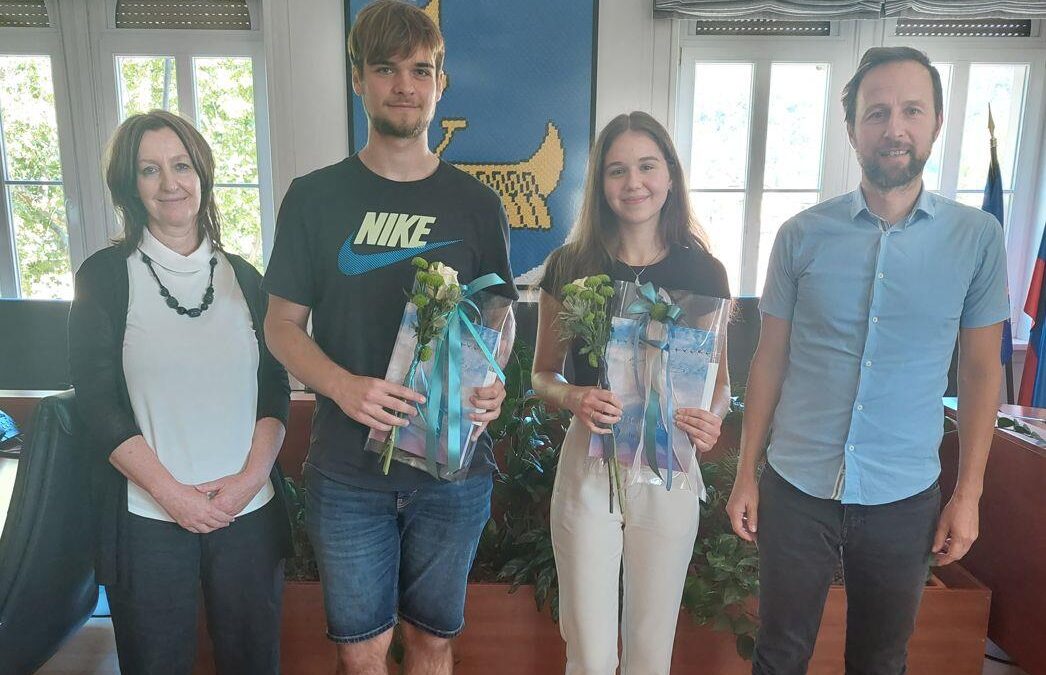 Zlato maturantko in maturanta, Manco Jaksetič in Jerneja Smerdela, je danes sprejel župan