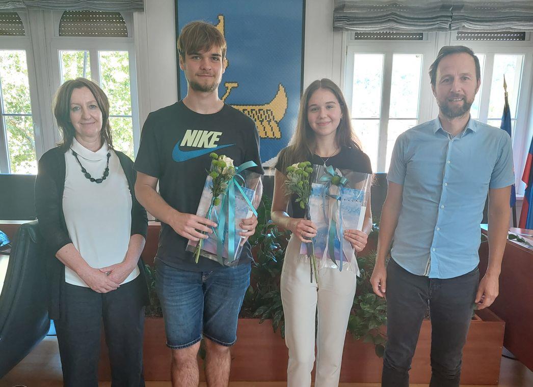 Zlato maturantko in maturanta, Manco Jaksetič in Jerneja Smerdela, je danes sprejel župan Zlato maturantko in maturanta, Manco Jaksetič in Jerneja Smerdela, je danes sprejel župan