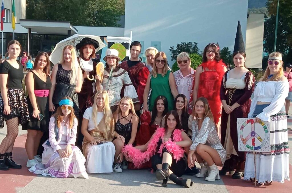 Pikina modna revija »Skozi čas«
