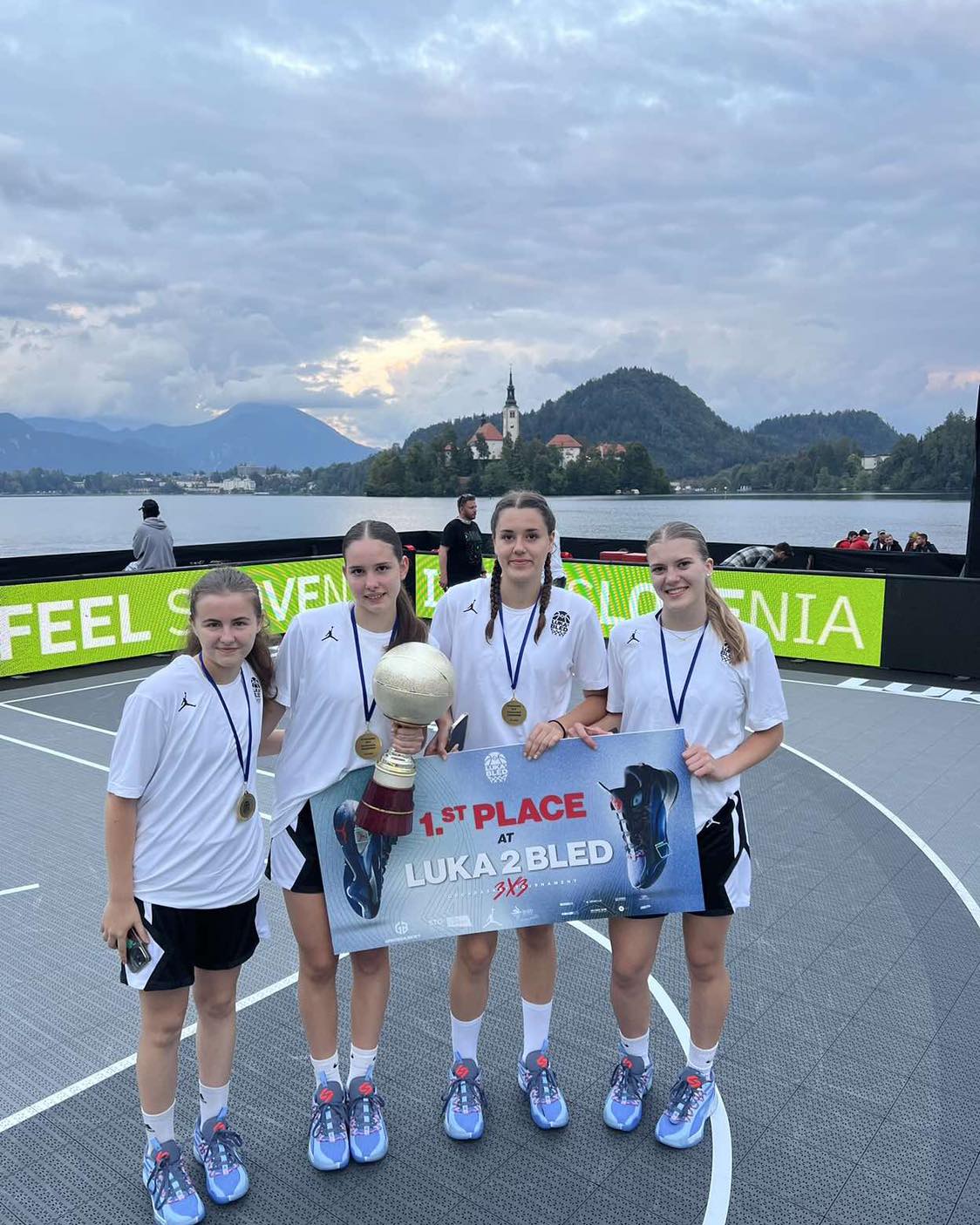 Nika in Tara zmagovalki mednarodnega turnirja v košarki 3 x 3 Nika in Tara zmagovalki mednarodnega turnirja v košarki 3 x 3