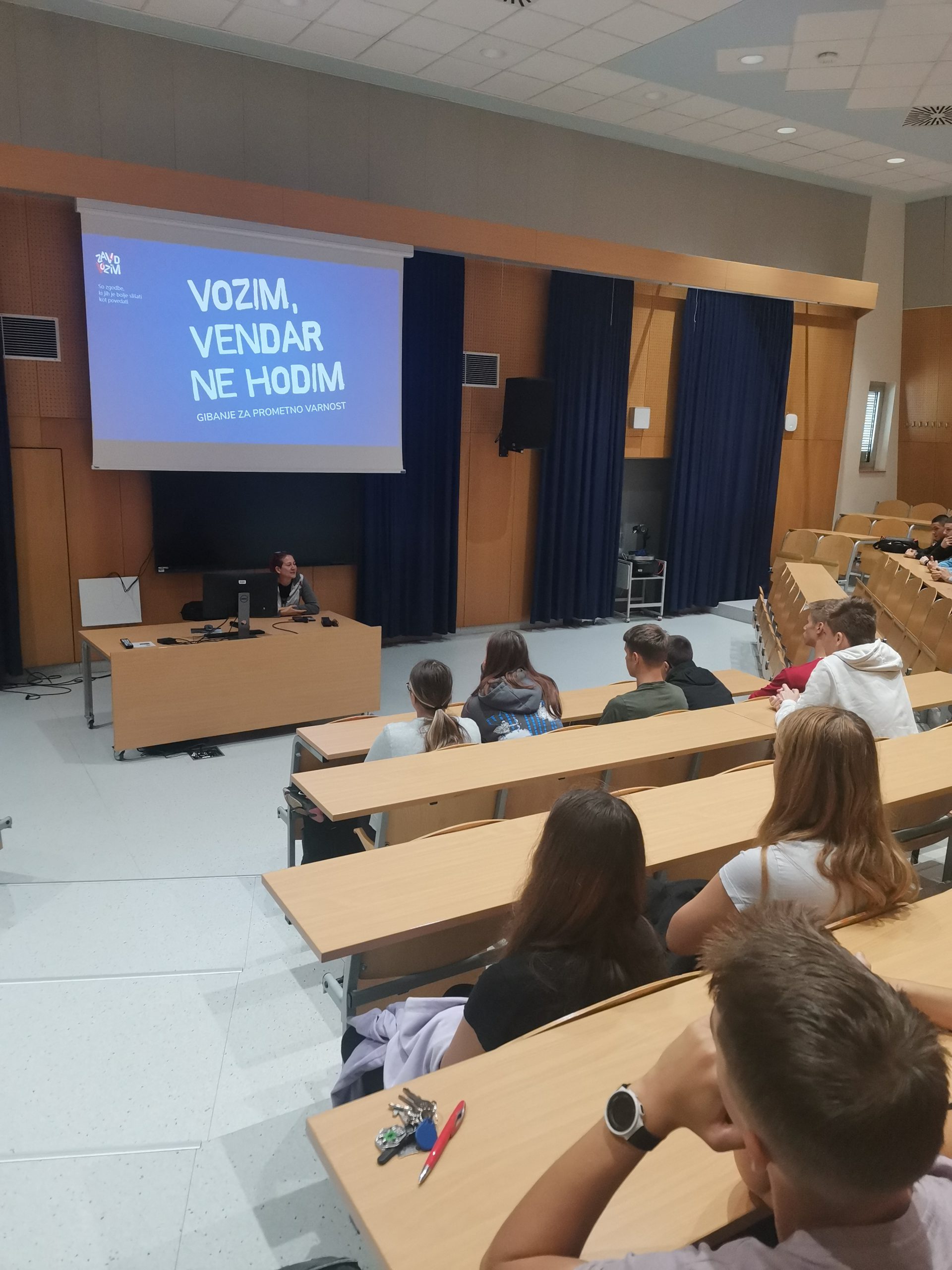 Vozim, vendar ne hodim
