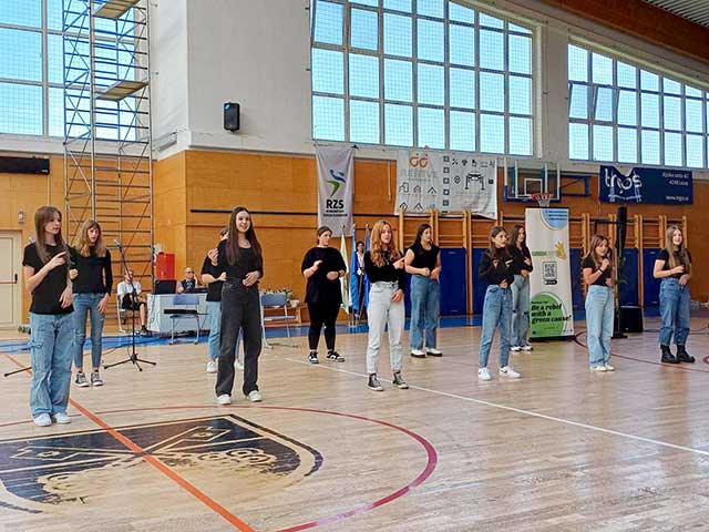 Pesem Dan ljubezni v znakovnem jeziku