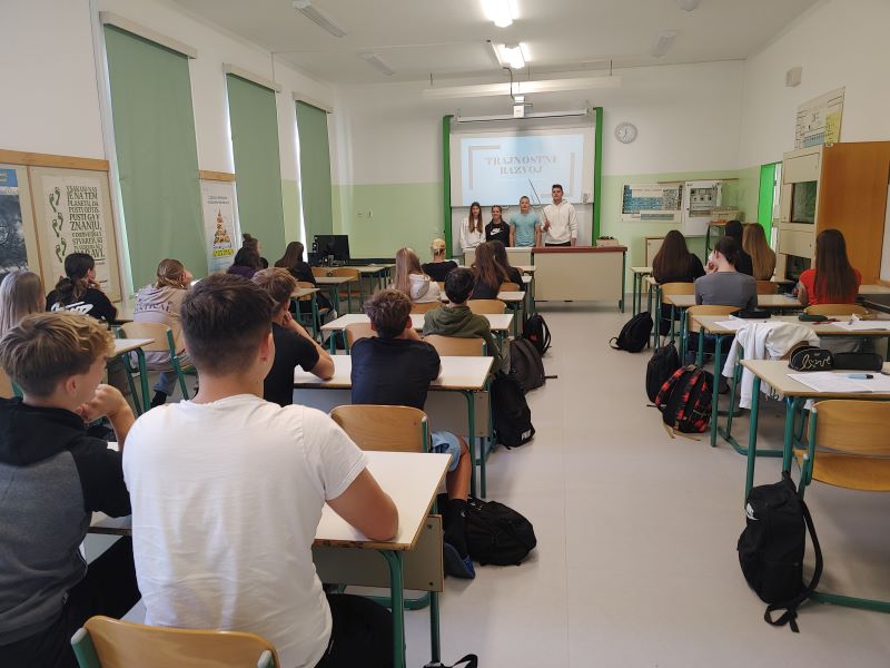 Učenec poučuje