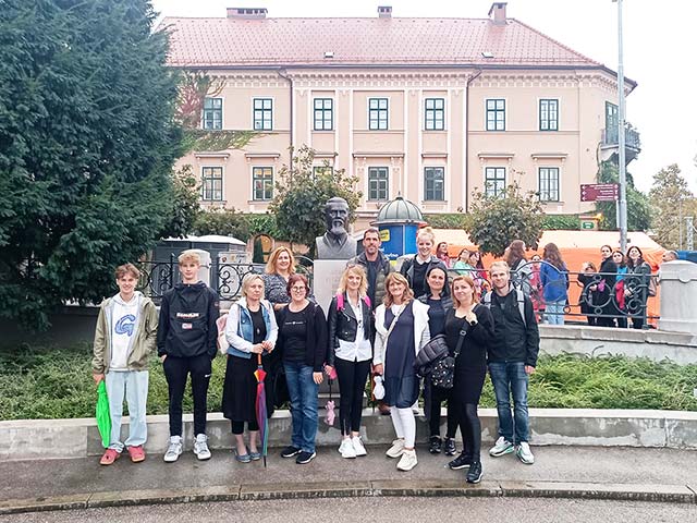 Pri spomeniku Jožetu Plečniku