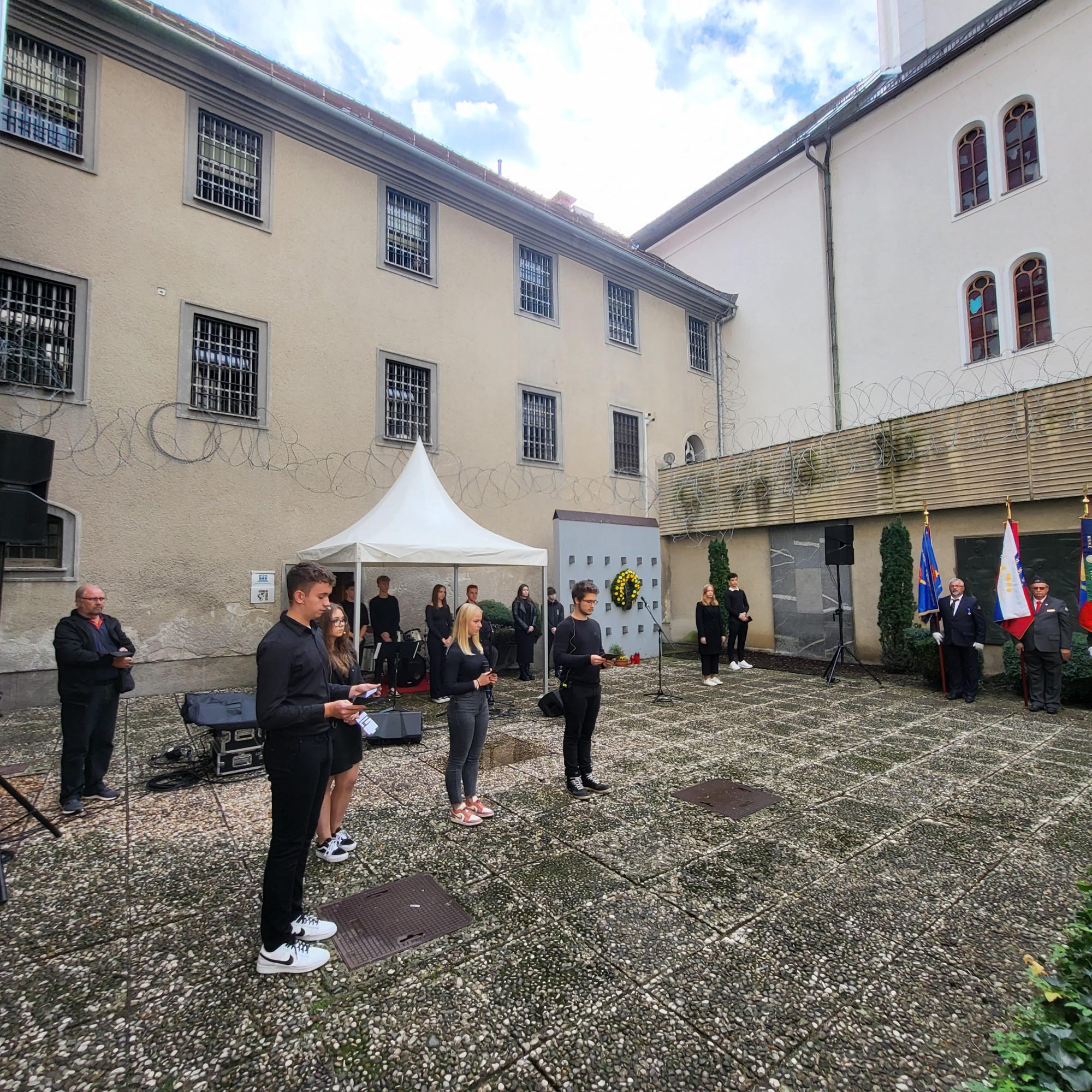 ŽALNA SLOVESNOST V STAREM PISKRU ŽALNA SLOVESNOST V STAREM PISKRU